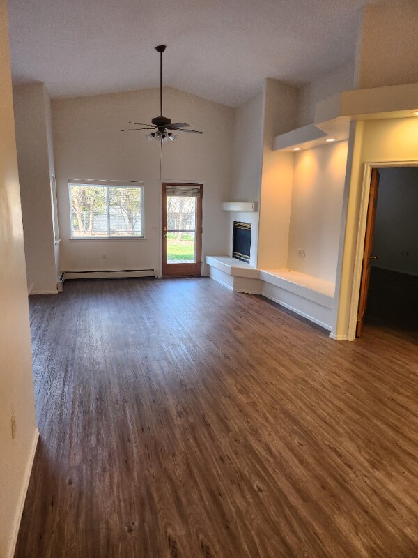 Foto del edificio - 407 Willow Ridge Ct