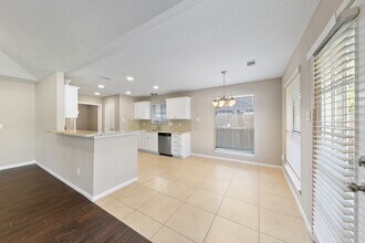 Building Photo - 802 Foxglove Dr