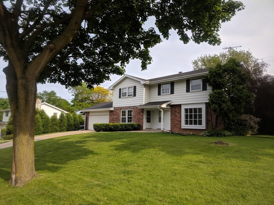 12309 W Locust St, Wauwatosa, WI 53222 Townhome Rentals in Wauwatosa