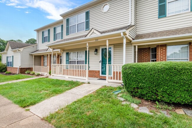Building Photo - Townhouse, 2 bedroom, 2.5 baths in Yorktow...