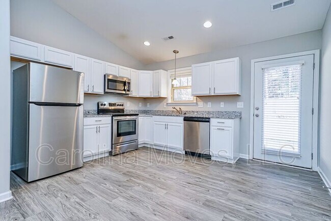 Foto del edificio - 352 Greymark Ln