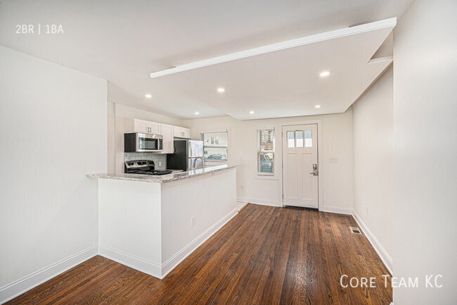 Building Photo - Renovated 2 Bed + Den Townhome in South Plaza