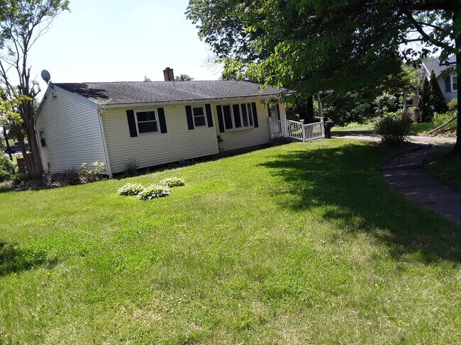 Building Photo - 4 Greenwood Cir