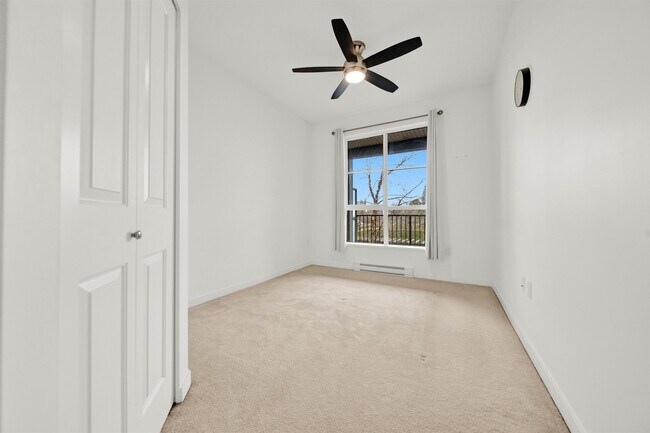 Photo du bâtiment - 2 - Bed + 2 - Bath Condo for Rent in Surrey!