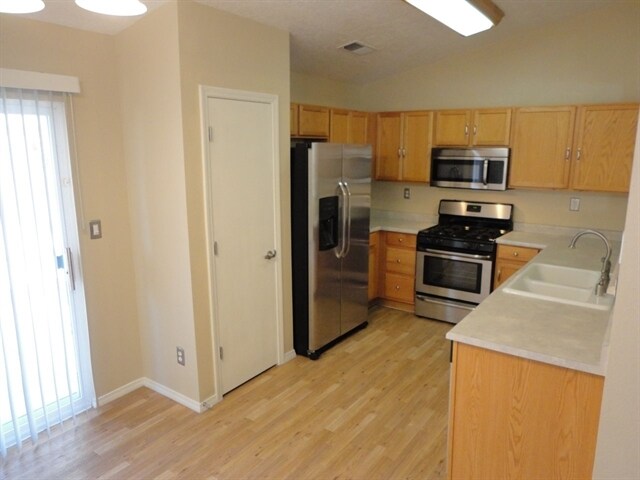 Foto del edificio - 7448 Sanderling Rd NW