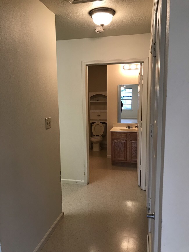 Hall/bathroom - 4117 Maplewood Dr