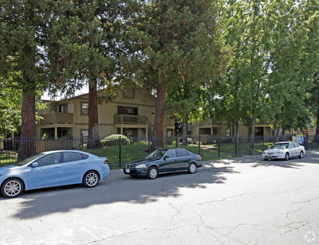 Building Photo - River Oaks Apartments