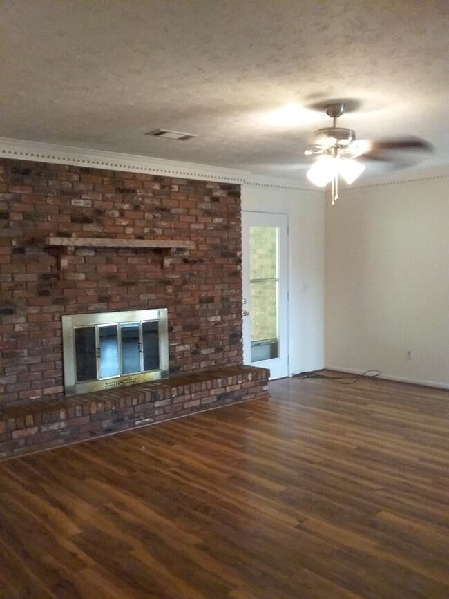 Foto del edificio - 7549 Crescent Dr