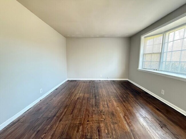 Foto del edificio - Renovated Multi-Story Brick House in East Nashville - Fenced in Yard
