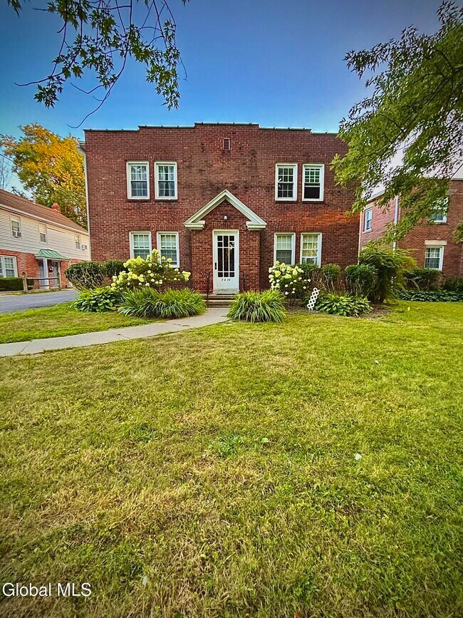 Building Photo - 2228 Crescent Rd