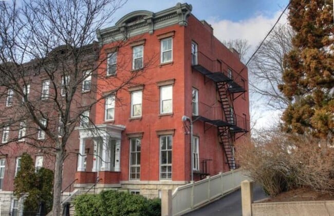 Building Photo - 102 Bowen St