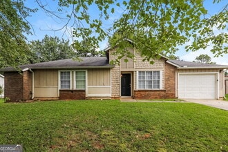 Building Photo - 9512 Forest Knoll Dr