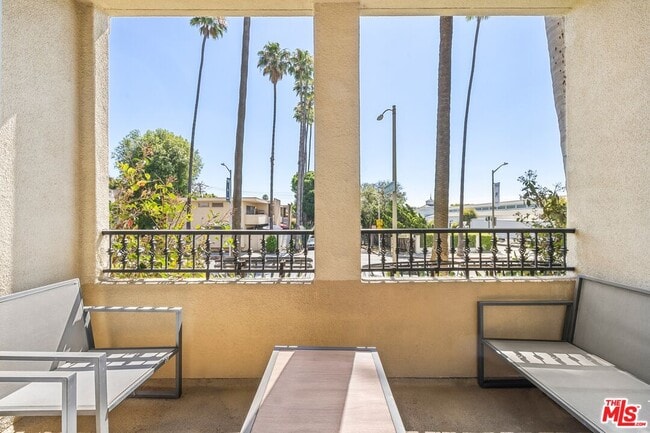 Building Photo - 433 N Doheny Dr