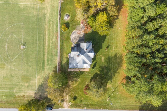 Building Photo - Stellar Location Right Behind Campbell Foo...