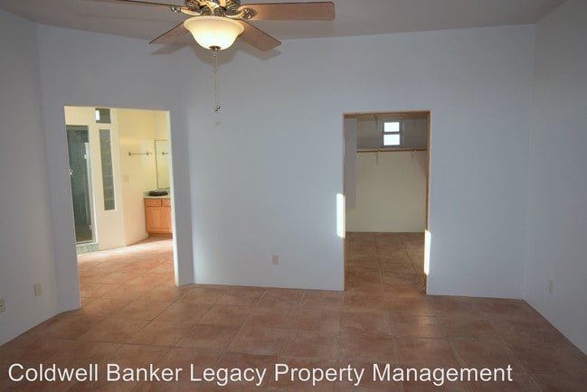 Building Photo - 1033 Abrazo Rd NE