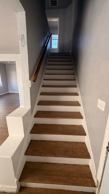 Foto del edificio - 2-Bedroom Townhome with Wood Floors