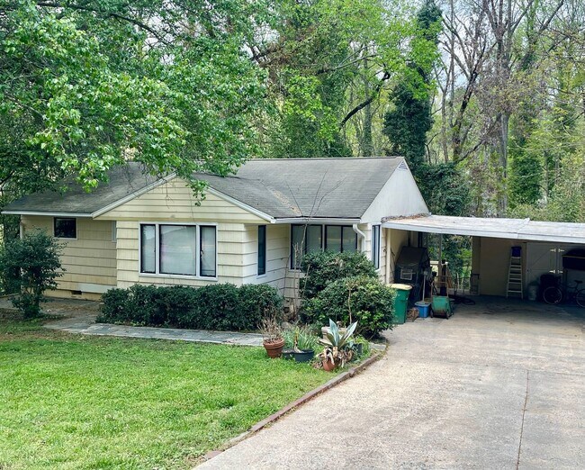 Photo - 3 Bedroom 1 Bath Near UGA and 5 Points! Available August 10th! House