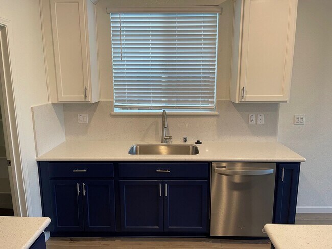 Building Photo - Modern 3 Bedroom, 2 Bath Home Built in 202...