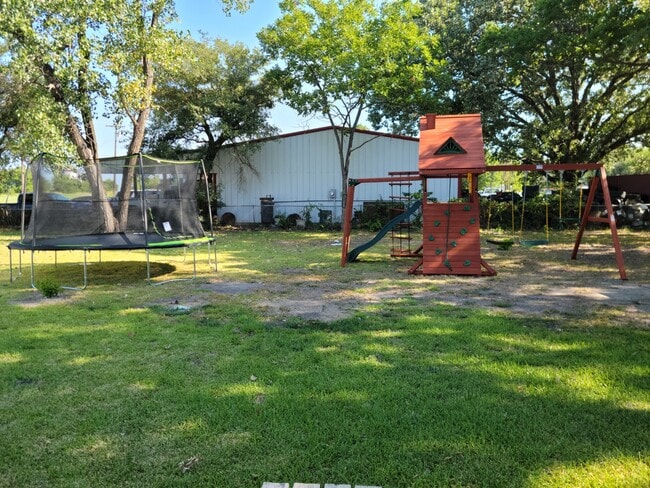 Building Photo - 1050 W Dallas Ave