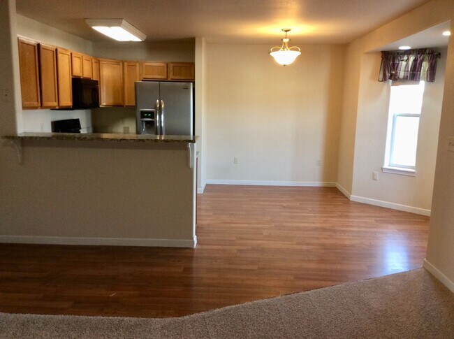 Foto del edificio - Spacious Condo for Rent in Dickinson