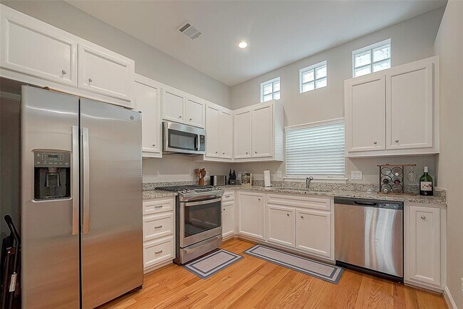 Foto del edificio - 8705 Bryam St