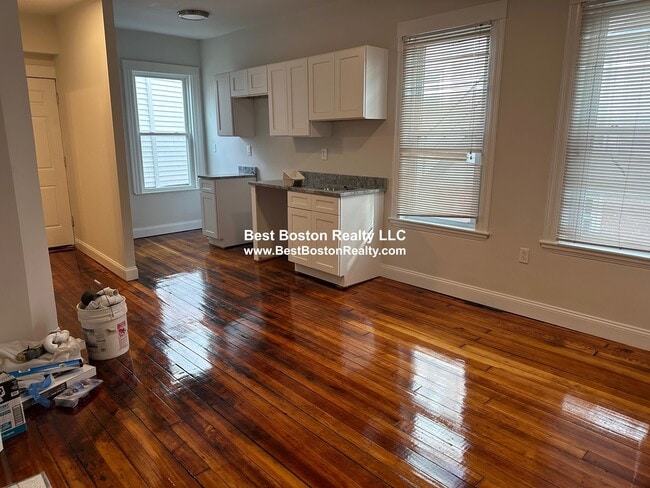 Building Photo - 16 R Warren Ave