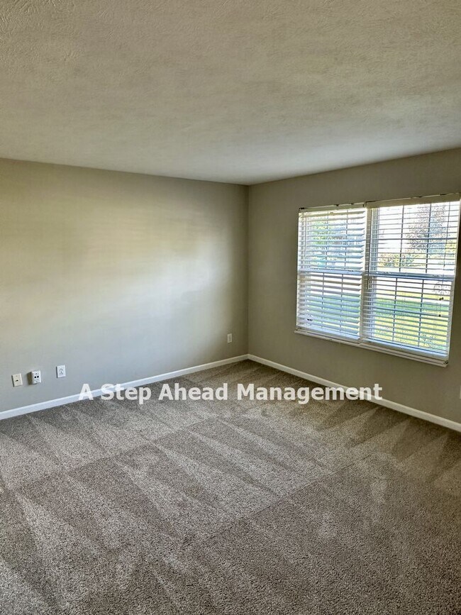 Building Photo - 6527 Hunters Ridge-4 bed/2.5 Bath in Zions...