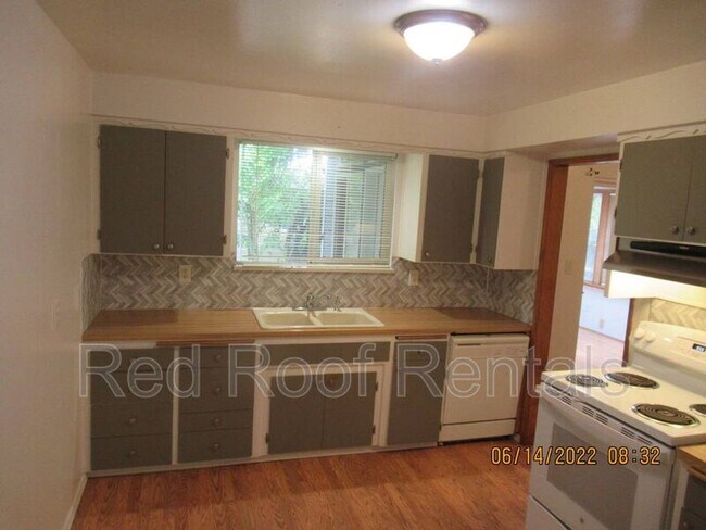Foto del edificio - 2230 Mountain View Ave W