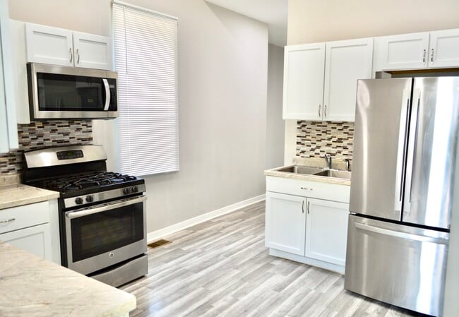Building Photo - 522 W 81st St