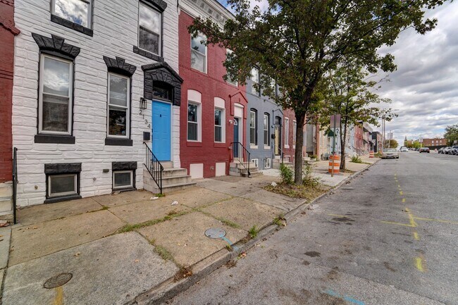 Foto del edificio - Beautifully Updated Townhome in Prime Location – Move-In Ready!