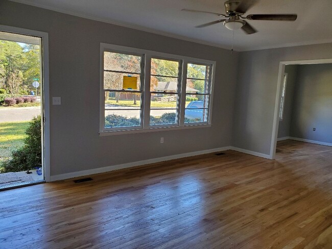 Building Photo - 1120 Edgewood Dr