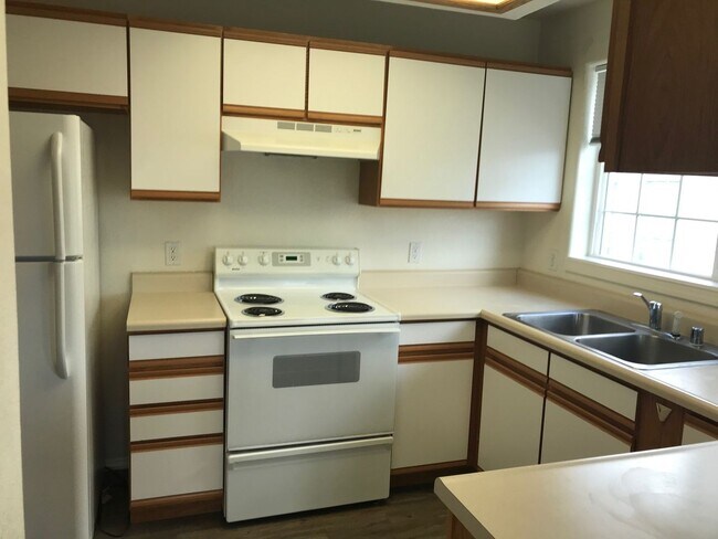 Building Photo - 2 Bedroom 2 Bath Centrally Located Condo