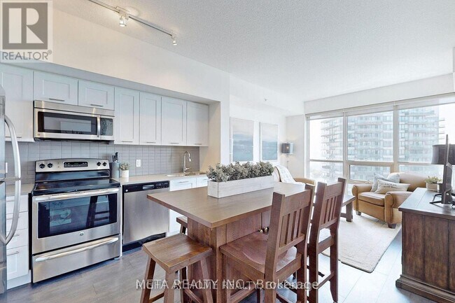Building Photo - 2212 Lake Shore Blvd W