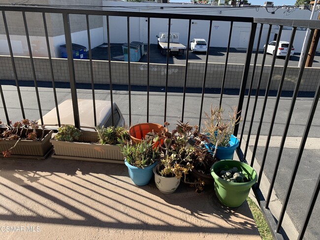 Foto del edificio - 2033 Calle La Sombra