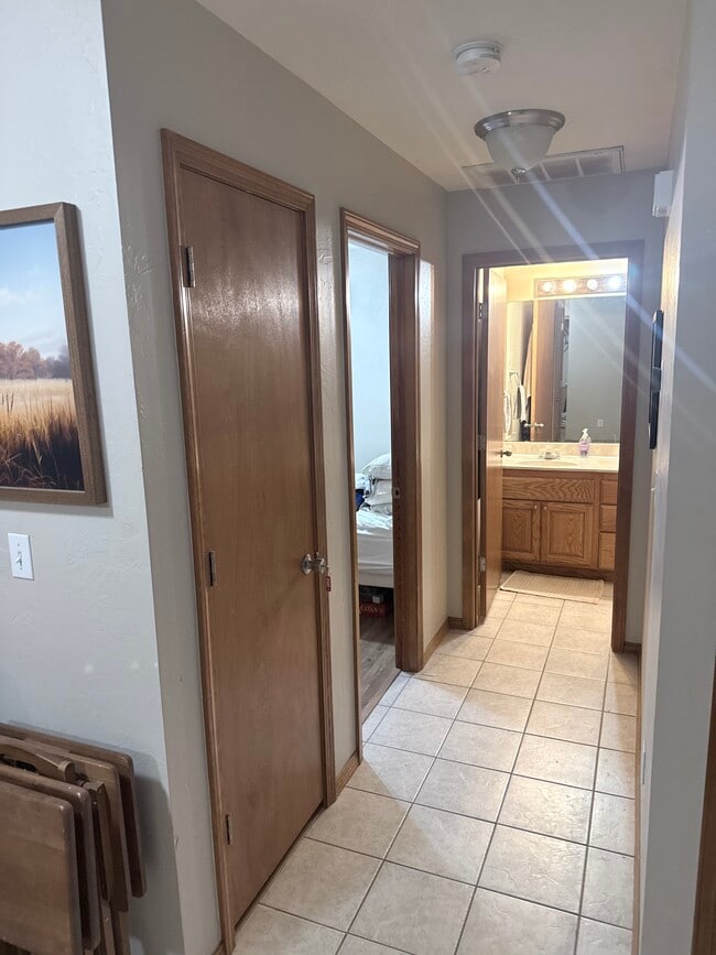 Building Photo - 818 Kc Ct