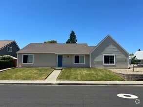 Building Photo - 2813 Vista Palomar