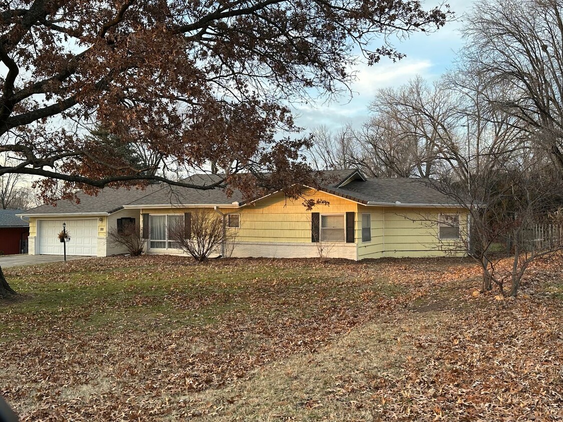 Foto principal - Charming 3-Bedroom Home for Rent in Iola, KS