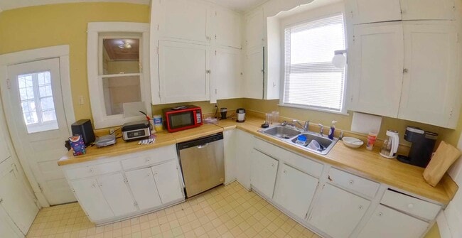 Building Photo - 3D Tour Available-Just a Few Blocks to Cam...