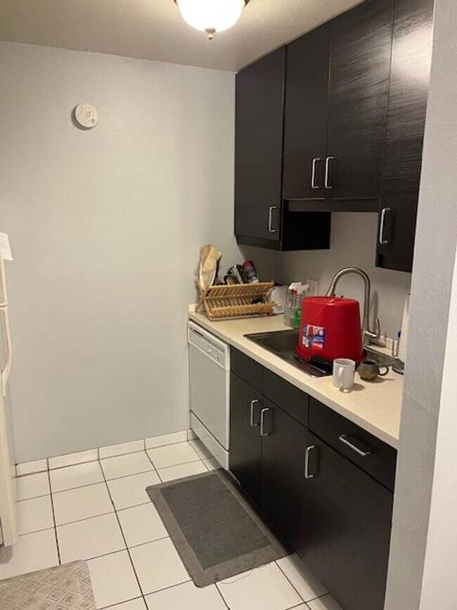 Foto del edificio - August 2026 Prelease! 2 Story, 2 BR 1.5 BA Condo at Wimbledon Condos