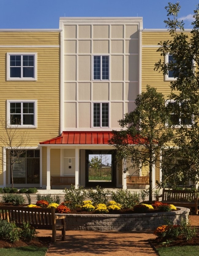 Station Square at Prairie Crossing Apartments Grayslake, IL