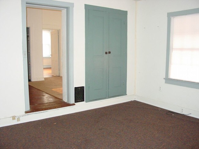 Building Photo - 106 E Main St