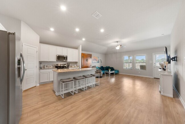Foto del edificio - Stylish 3-Bed Home with Island Kitchen, Private Patio & Fenced Yard in Seguin
