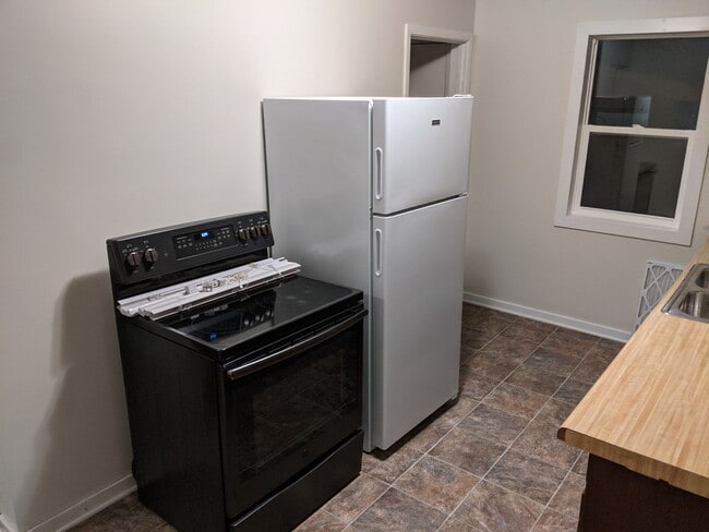 Foto del edificio - 2-1 House with Garage available 2/1