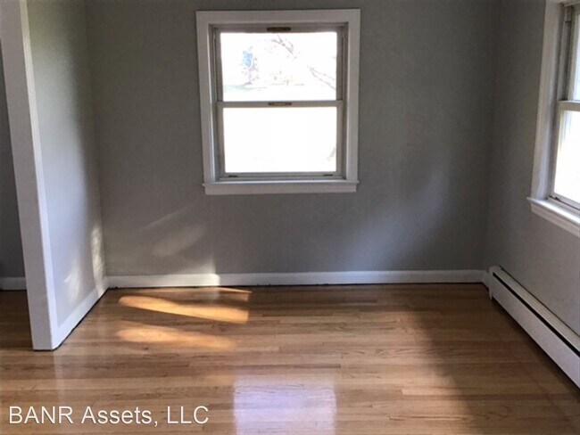 Building Photo - 4 br, 1.5 bath House - 541 Buckelew Ave