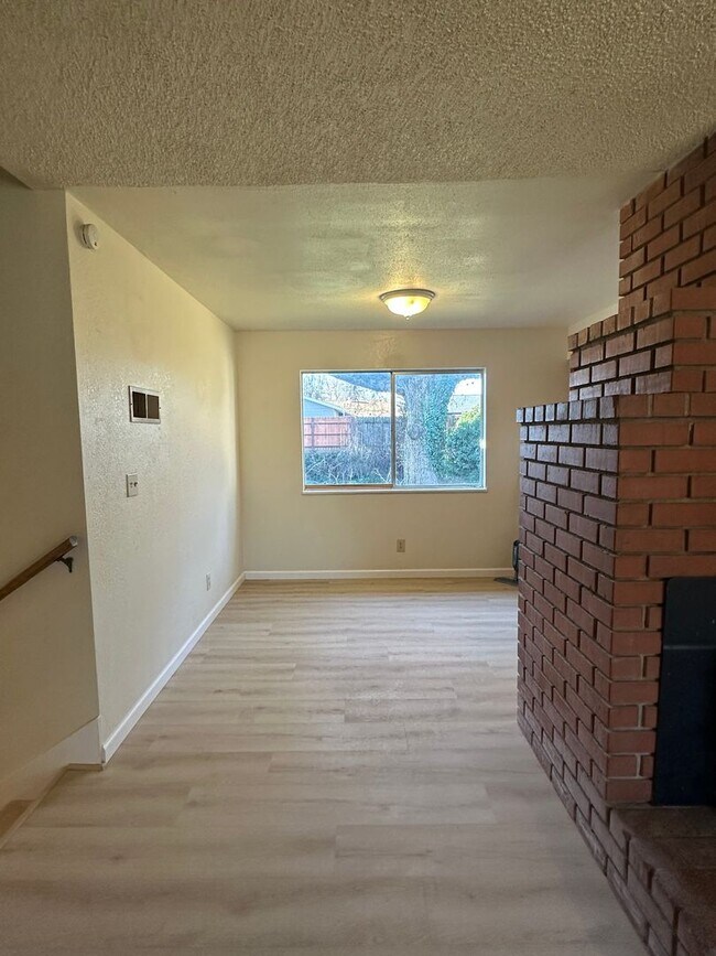 Foto del edificio - SPACIOUS MULTI-STORY 4 BEDROOM 2.5 BATHROOM HOME IN ANDERSON