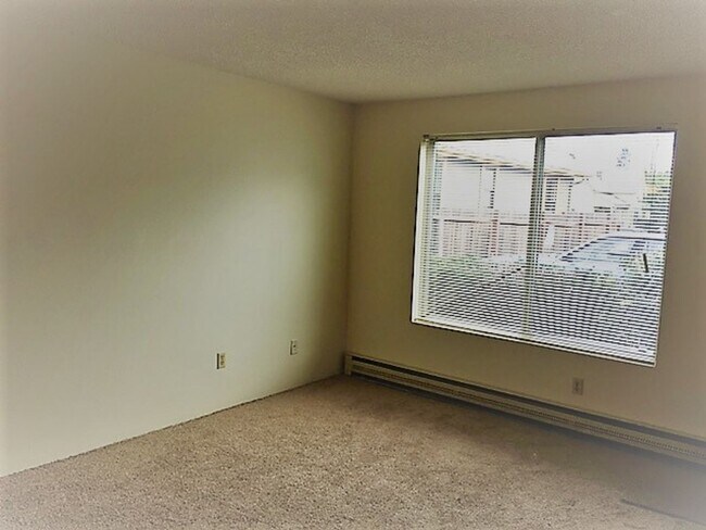 Building Photo - Montavilla Townhouse Style Apartment!