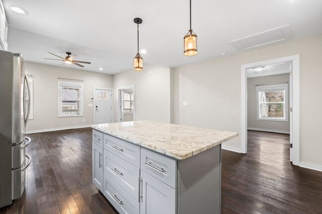 Building Photo - Cheery downtown bungalow with stunning finishes and fenced back yard.