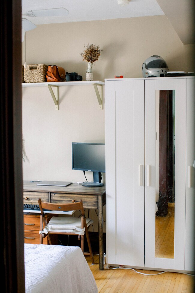 Plenty of space for home office in the bedrooms - 3536 S 5th St