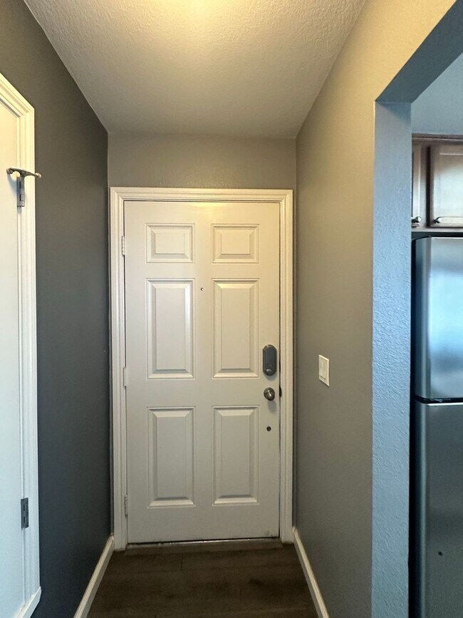 Foto del edificio - Parkview condo close to shopping & freeway access!