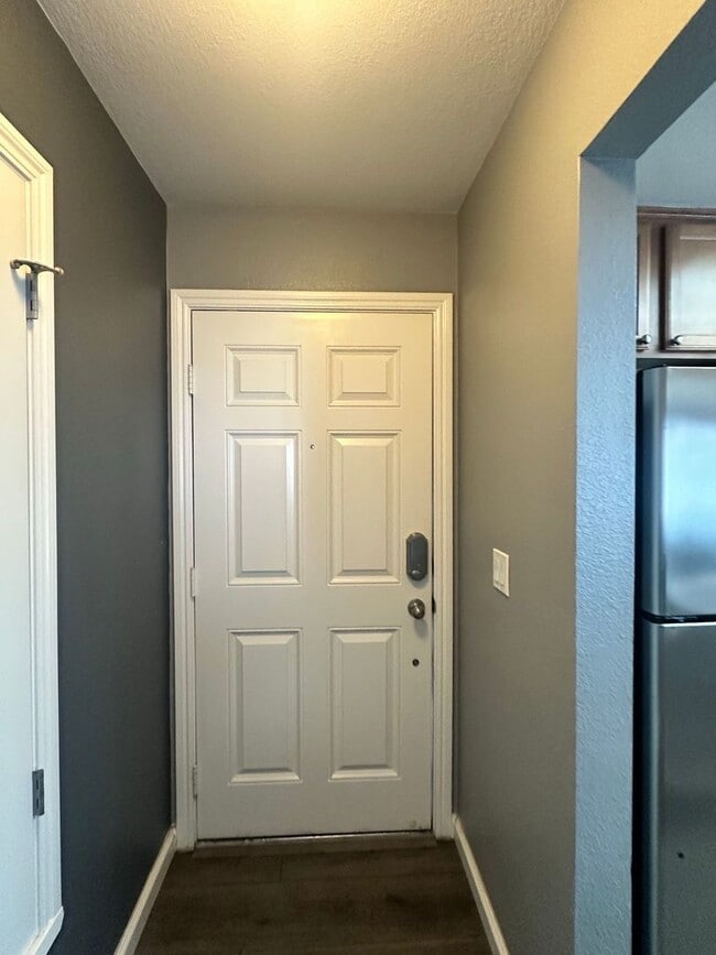 Building Photo - Parkview condo close to shopping & freeway access!